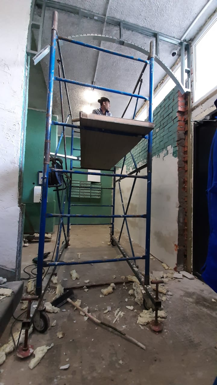 Ведутся ремонтные работы первого этажа многоквартирного дома, расположенного по адресу: Ленинский район, поселок Развилка, д.35